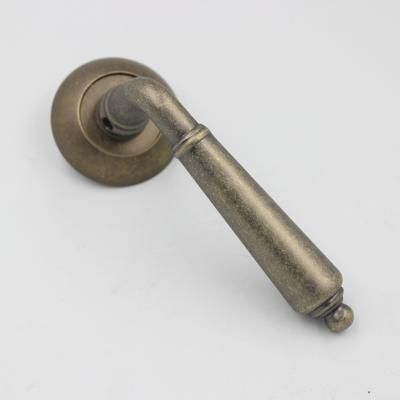 China Poland Market Easy Installation Decorative Knurled Brass Single Door Handle for sale