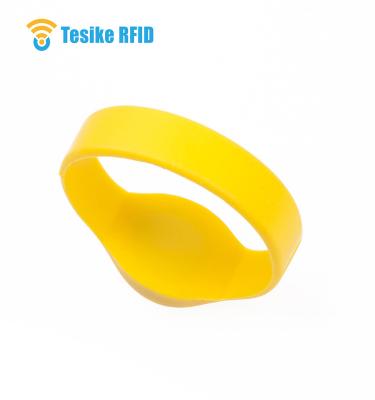 China New product waterproof/waterproof silicone rfid wristband rfid chip tag dual frequency wristband for swimming for sale