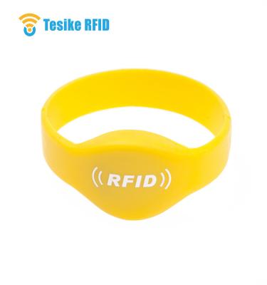 China Waterproof/ID 13.56Mhz UHF 125Khz RFID Silicon Wristbands Dual Frequency Adjustable Wristband 13.56Mhz Waterproof NFC Chip for sale