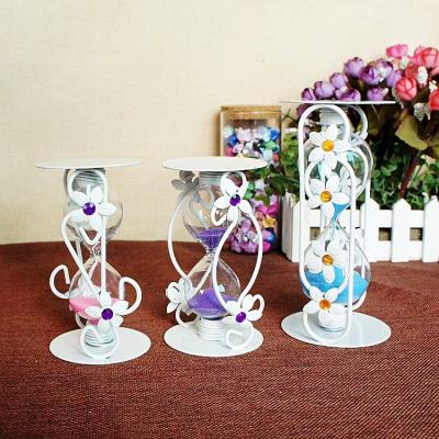 China Europe White Garden Iron Hourglass Metal Craft Gift Heart Shaped Decoration for sale