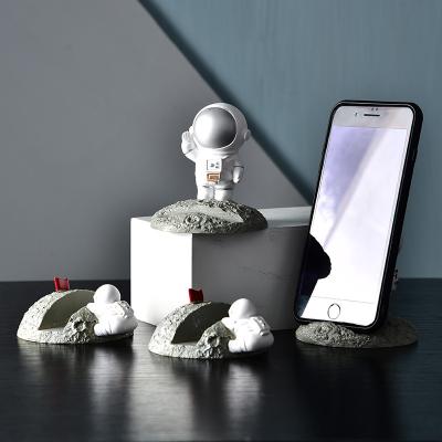 China Resin Creative Craft Dreamer Astronaut Europe Space Lazy Mobile Phone Holder Desktop Display Stand for sale