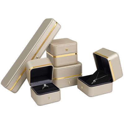 China Fast Shipping Jewelry Display China Factory Price Big Bangles Box Flannel Liner Velvet Classic Square Jewelry Box for sale