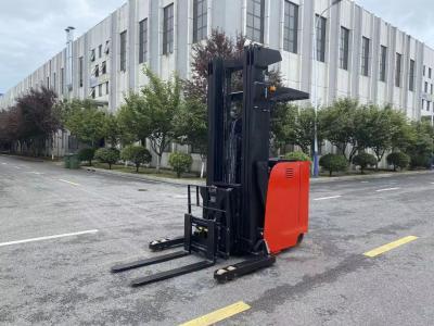 中国 Electric Double Extension Forklift with 5500 mm Lifting Height and 1600 KG Capacity 販売のため