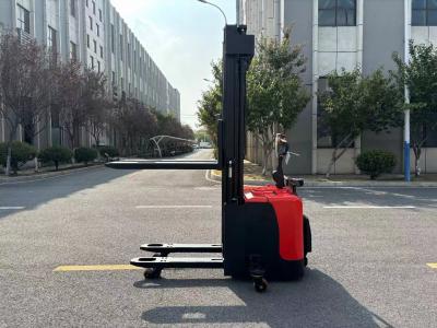 中国 Pallet Stacker Electric Forklift Stacker 5.5m Electric Stacker 1.5 Ton 1500 Kg 販売のため