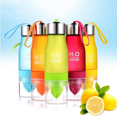 China With Handle Mikenda Hot Sale Lemon Juice Water Bottle Fruit Infuser Drinkware Shaker Water Drinking Bottles BPA Free Bottle for sale