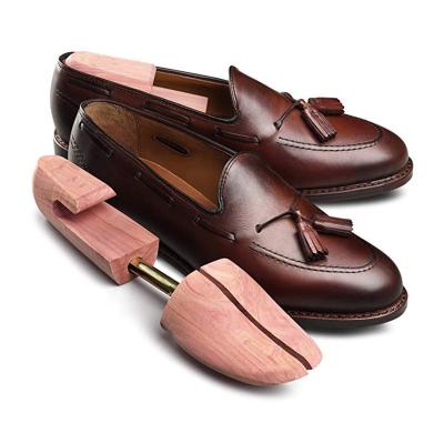 China High Quality Cheap Wooden Cedar Shoe Trees With Hand Brush Adjustable Size Black Color for sale