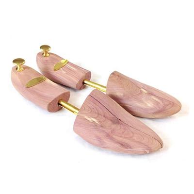 China 2021 Wholesale New Zealand Pine Cedar Wooden Shoe Tree Adjustable Height Stretcher for sale