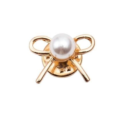 China Color Elegant Bowknot ALLOY Gold Pearl Brooch Lapel Pin For Women Simple Dress Imitation Coat Cardigan Wedding Jewelry Gifts for sale