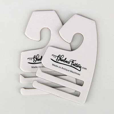 China 60mmx90mm schwarzer Logo Cardboard Hangers Matt Finish Bindungs-Halter-Aufhänger zu verkaufen