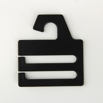 China Kundenspezifische schwarze 6.1*7.4CM PS Plastikbindungs-Aufhänger mit Logo zu verkaufen