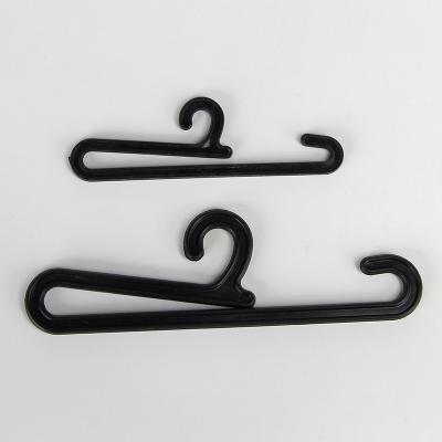 China uso amplio grabado en relieve 105*23m m de Logo Black Plastic Sock Hangers en venta