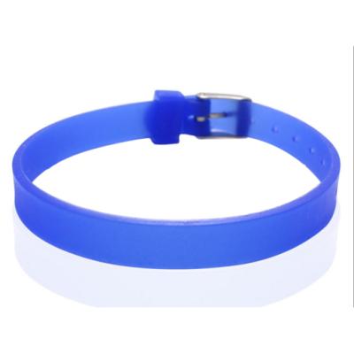 China Hiphop factory direct sales fashion new customized sports color silicone wristband for sale