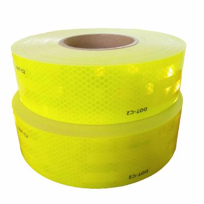 Chine Tape réfléchissante fluorescente jaune calcaire vert haute intensité de qualité diamant prismatique réfléchissante pour camion à vendre