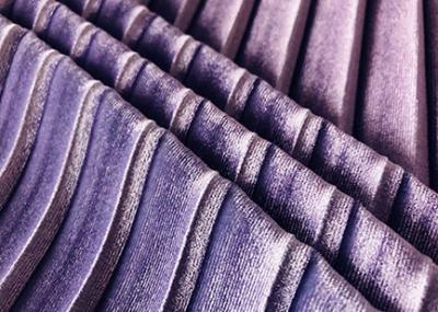 China Polyester-Verzerrung des purpurroten Samt-290GSM strickte materielle 93% Falte für Skirt Violet Damen zu verkaufen