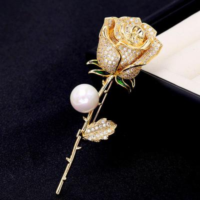 China Fashionable Korean Version Rose Flower Brooch Light Luxury Pearl Costume Dress Accessories High-end Freshwater Brooch for sale