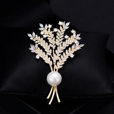 China Fashionable Korean style luxury freshwater pearl brooch Micro-inlaid Zircon gold brooch for sale