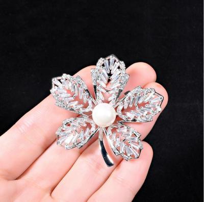 China Natural Freshwater Suit Pin Brooch For Ladies Temperament Maple Leaf Pearl Corsage Pin Fashionable Super Leaf Brooch for sale