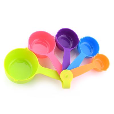 China Sustainable Fashion Magnetic Plastic Measuring Cup Set 5Pcs Plastic Measuring Cup Set Cooking Tools For Sale for sale