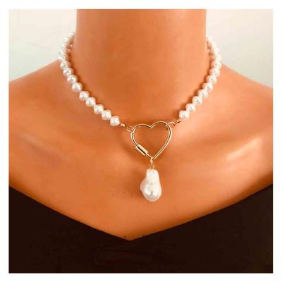 China Vintage Fashion Personality Peach Heart Link Buckle Necklace Jewelry Single Layer Pearl Pendant For Women for sale