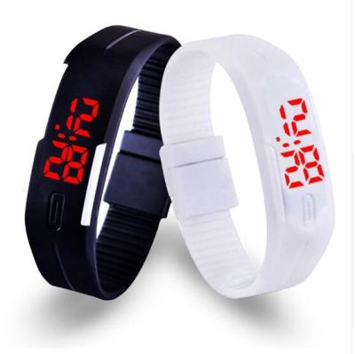 Chine Cheap Watch Gift Magnetic Bracelet Cheap LED Digital Wrist Watch Silicone Watch à vendre