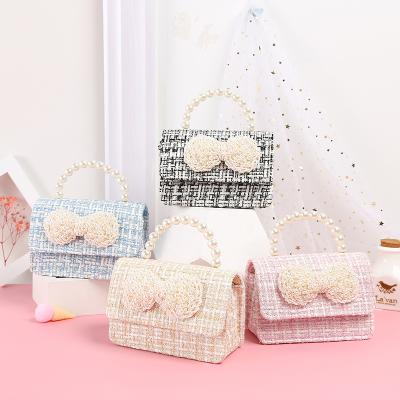 China 2021 new high quality little perfume children pearl flower woven handbag chain diagonal bag for girls for sale