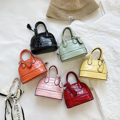 China Fashion Messenger Bag Kids Leather Shell Shoulder Bag Shiny 2021 Summer Girls New Small for sale