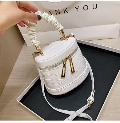 China New Style Women Handbag Folded Handbag Crocodile Texture Bucket Shoulder Messenger Bag for sale