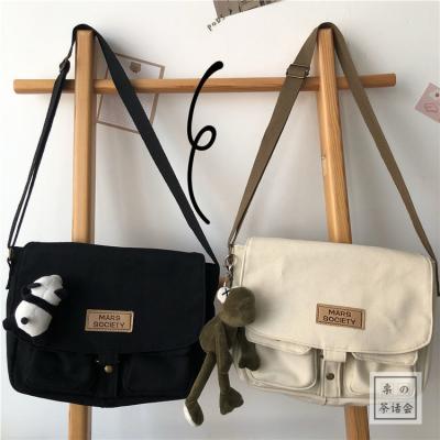 China Retro Daily Life Student Canvas Bag Zipper Style Korean Messenger Bag for sale