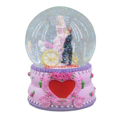 China World Hot Sale Wedding Favor Gifts Water Globe Resin Bride Figure Snow Globe Decoration for sale