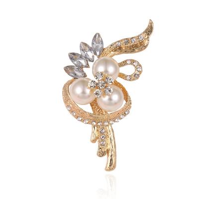 China Factory Directly Pearl And Environmentally Friendly Outlet Simulated Crystal Plant Wedding Decor Alloy Brooches for sale