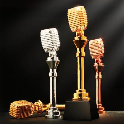 Cina Hot Sell Support OEM Eco-Friendly Factory Price golden microphone resin molded trophies in vendita