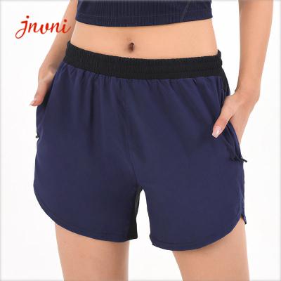 Chine Les shorts sportifs des femmes avec des poches courant les poches latérales de shorts lâches de sport à vendre