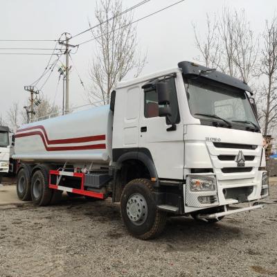 China Gebruikte watertruck 5000 gallon watertenk watertruck waterbesproeiingstruck 10350x2490x3540mm Te koop