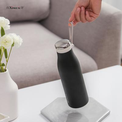 China PORTABLE AKS 2022 personalized double wall stainless steel black or white insulated water bottle for sale