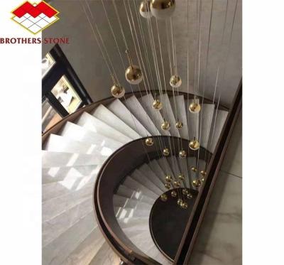 China Hotel-Innenmarmortreppe mit modernem Spiralkurven-Design und Schnitt nach Maß zu verkaufen