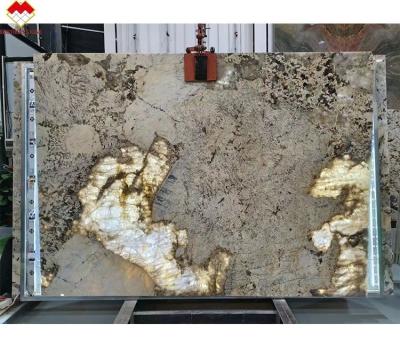 Cina Moderno Disegno Fornitore d'oro retroilluminato lucidato Patagonia Pandora Quartzite Veneer Slab Cristallo Bianco Onyx Pietra traslucida in vendita