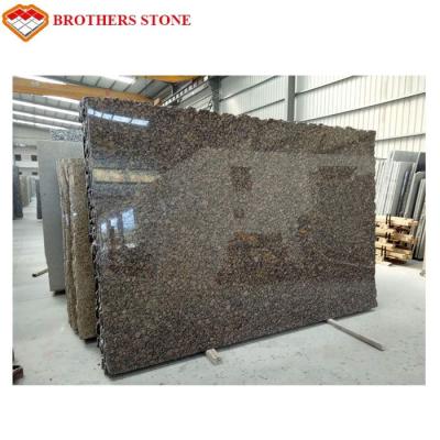 China Tejas pulidas y flameadas de la piedra del granito, granito báltico natural de Brown en venta