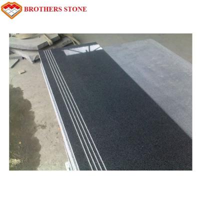 China Granito gris oscuro afilado con piedra de Padang Dunkel del final, granito G654 para la escalera en venta