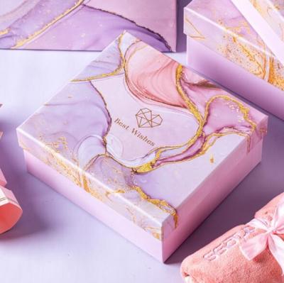 Cina Polvere UV d'imballaggio dell'oro di Art Paper Gift Box With della vernice dei contenitori di regalo rosa del cartone in vendita