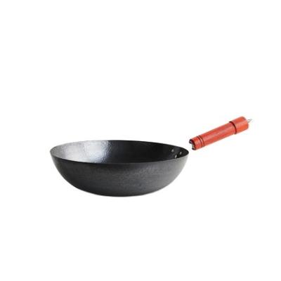 China Sustainable Hot Sale Chinese Carbon Steel Hand Hammered Wok With Wooden Lid For Electric Induction And Gas Stoves for sale