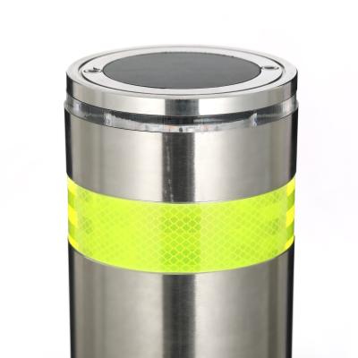 China Roadway Security Metal Bollard Led Landscape Warning Smart Solar Good Quality Outdoor Road Safety Obvious Bollard for sale