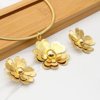 China 4PCS Vintage Gold Plated Flower Necklace Earrings Trendy Trendy Pendant Ring Bracelet Jewelry Set Women Birthday Gifts for sale