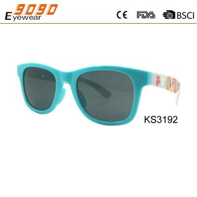 China 2017 new style children's sunglasses with plastic blue frame ,printed pattern on  the temple for sale