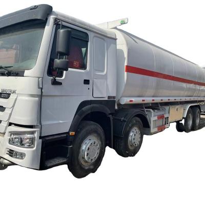 China Sinotruk HOWO 8x4 15-32CBM 10-30 Ton Oil Tanker Truck Liquid Tank Truck Loading 21 - 30T for sale