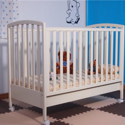 China New Design 3 Position Height Adjustment New Design Wooden Harmless Newborn Bedding Set Hutch Crib Cot Rail Protector for sale