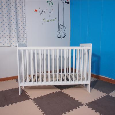 China 3 Position Height Adjustment Stretching Hot Products Adjustebale Baby Crib Multifunctional White Wooden Beds Kid Newborn Crib for sale