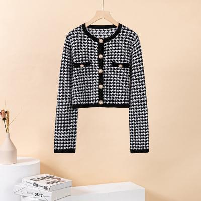 China Manufacturers of Anti-wrinkle Women's Direct Selling Autumn Short Plaid Pattern Long Sleeve V-Neck Casual Cardigan Sweater for sale