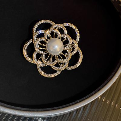 China European and American style fashion light luxury advanced real sense gold plating Diamond Pearl flower brooch for sale