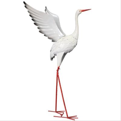 China Minimalist 1:1-sized iron fire-crowned crane statue is used for garden ironwork animal decoration outdoor decorativ of iron art for sale