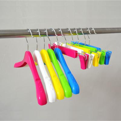 China Durable Custom Adjustable Transparent Pants Hoops Hangers Colorful Plastic Panty Display Hanger With Clips For Kids for sale